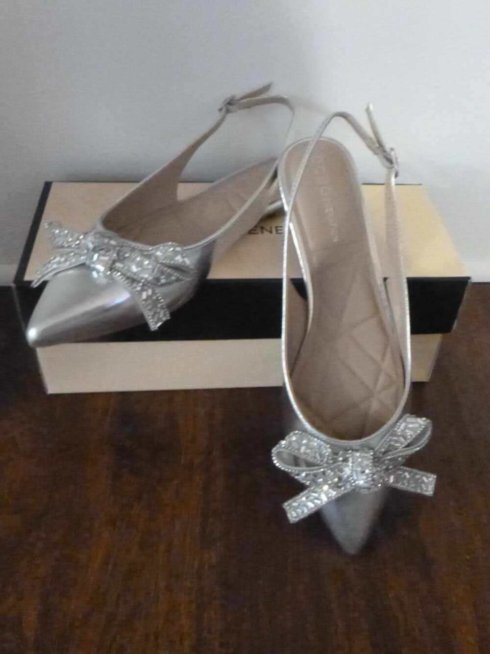 BCBGenerations KATLY SHOES SILVER FLATS sz-7  SPARKLY BOW NIB